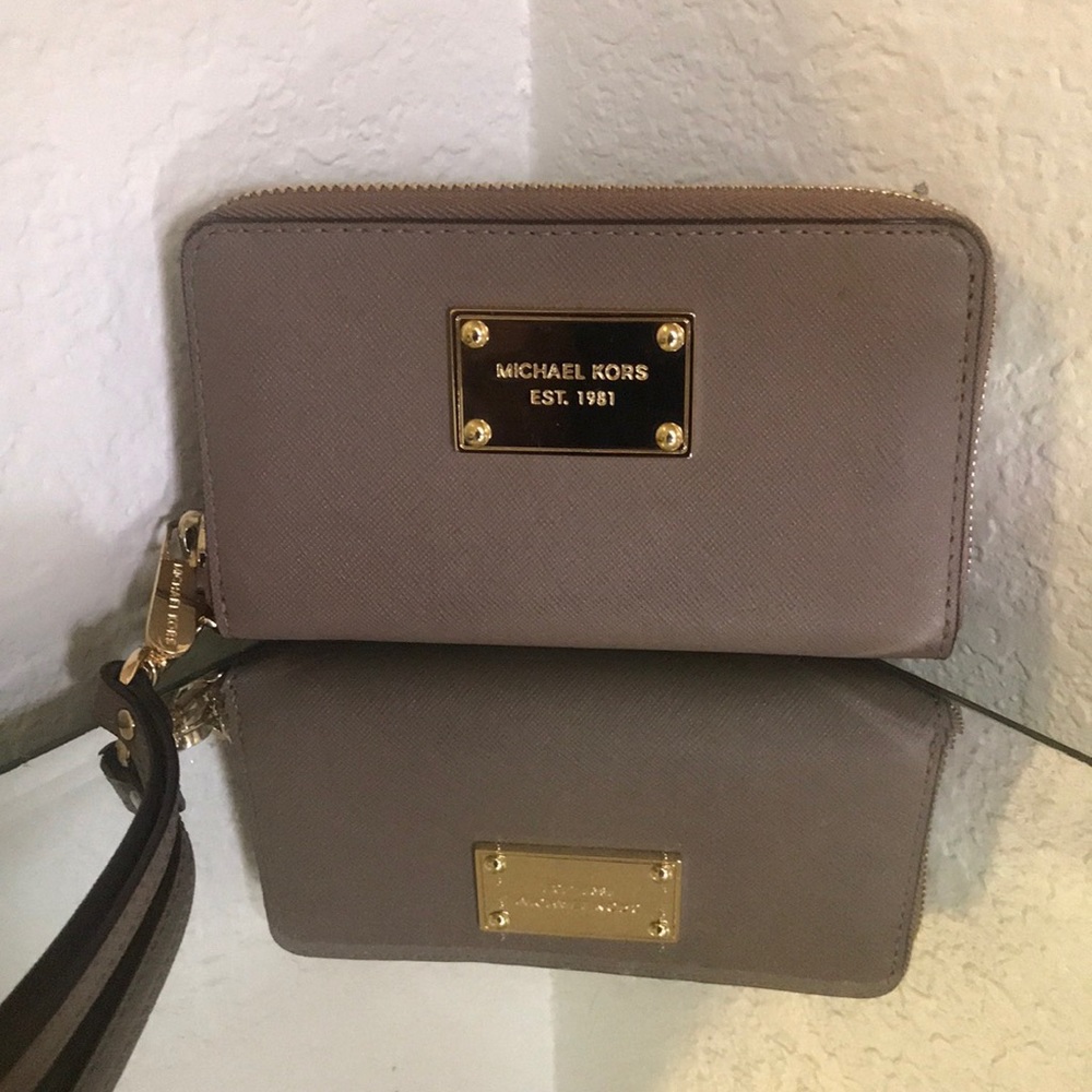 Michael KORS wristlet